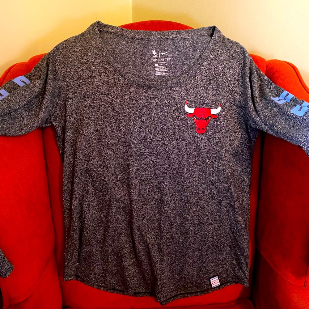 Chicago Bulls Women’s Dri-Fit Scoopneck top size M